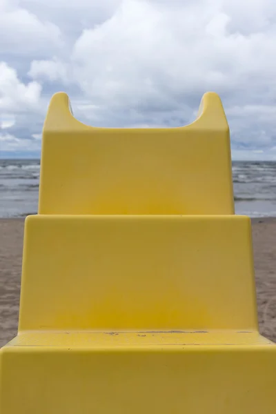 Műanyag sárga lépcső a tengerparton — Stock Fotó
