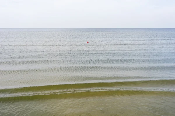 Rote Boje schwimmt ruhig auf dem Meer — Stockfoto