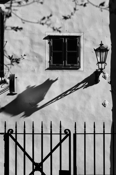 Pared de la casa detrás de la valla con linterna de sombras —  Fotos de Stock