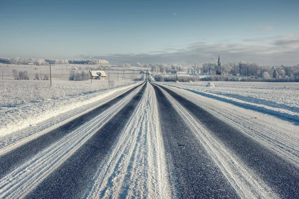 Line asphalt winter road to the horizon — Stock Photo, Image