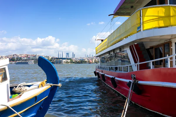 A hajó a háttéren egy panoráma Ista hajtása van — Stock Fotó