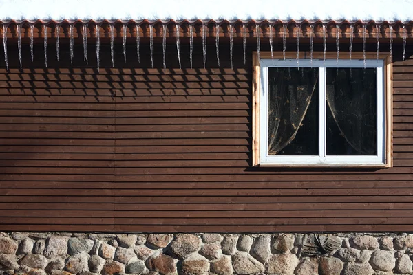 Τοίχο του σπιτιού και icicles από την οροφή — Φωτογραφία Αρχείου