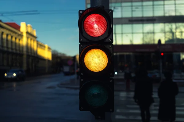 Kış akşamları Kavşağı'nda trafik ışıkları