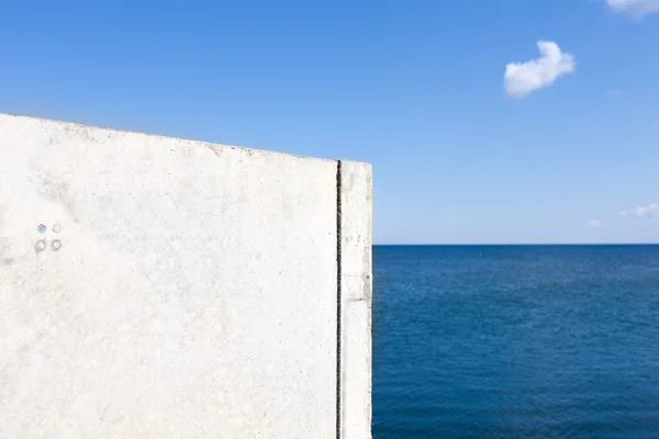 바다 근처 콘크리트 부두의 조각 — 스톡 사진