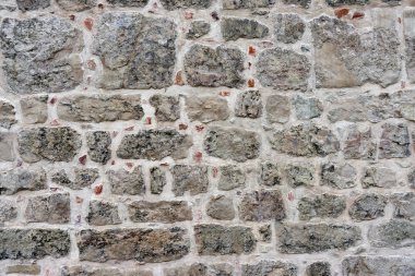 Geri yüklenen duvarlara taşlarla doku