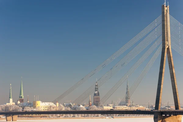 Panorama de Riga ponte de cabo-permanecido no dia ensolarado gelado Imagens De Bancos De Imagens Sem Royalties