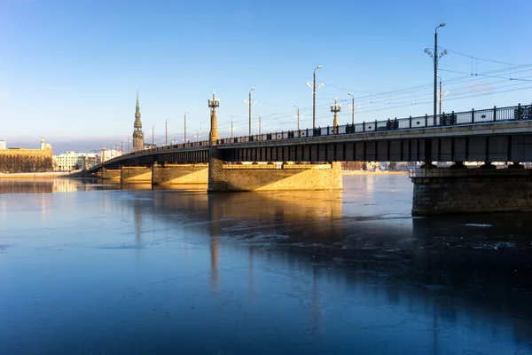 Most přes zamrzlou řeku Daugava v Rize v zimě — Stock fotografie