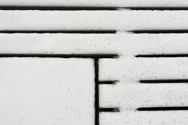 Linha de tábuas de madeira sob a neve — Fotografia de Stock