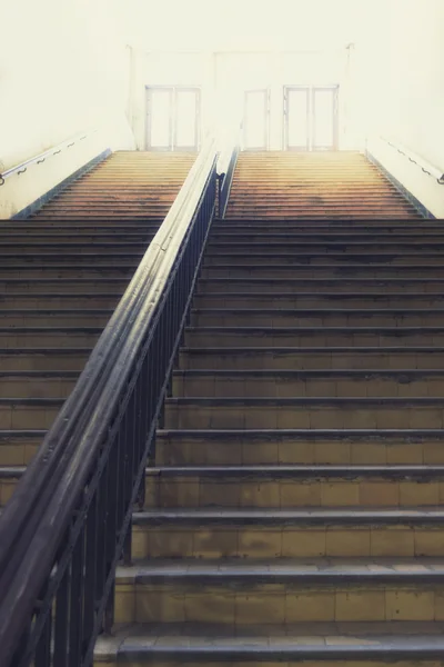 Long staircase up to the door — Stock Photo, Image