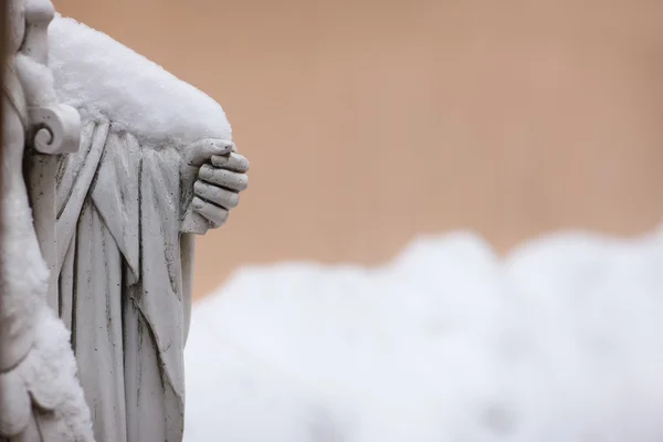 A escultura na neve em um fundo de parede bege — Fotografia de Stock