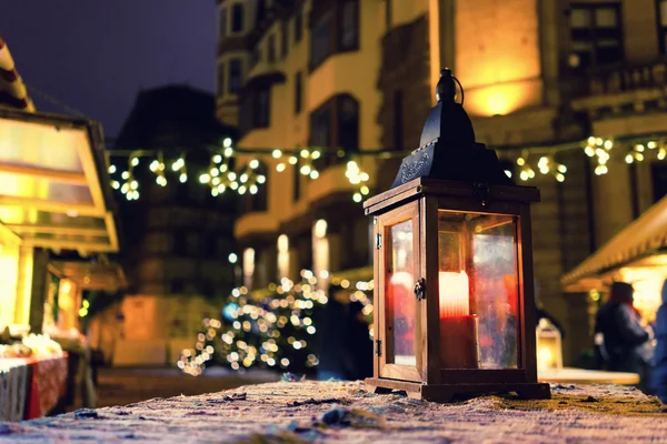 Lykta med ett ljus på en julmarknad — Stockfoto