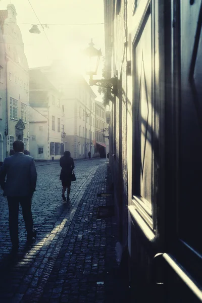 Folk går till jobbet i gamla stan tidigt på morgonen — Stockfoto