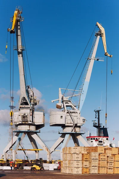 Ahşap bloklar üzerinde Vinçler ile limanda yükleme