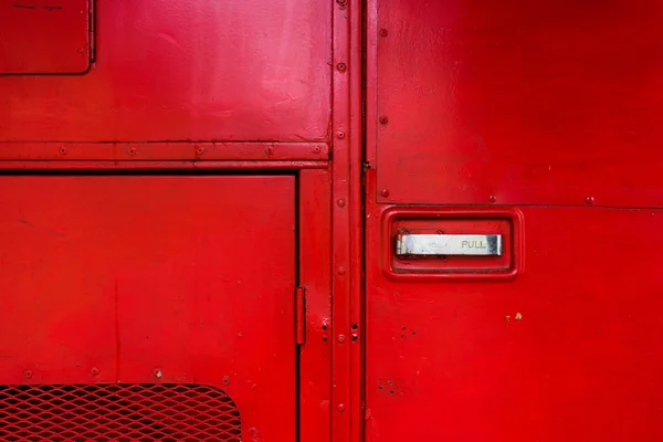 An Bord eines roten Feuerwehrfahrzeugs mit Chromgriff — Stockfoto