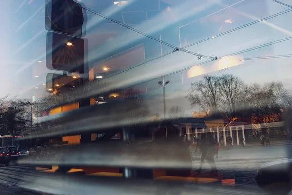 Die Stadt spiegelt sich im Fenster eines Cafés mit Rollläden — Stockfoto