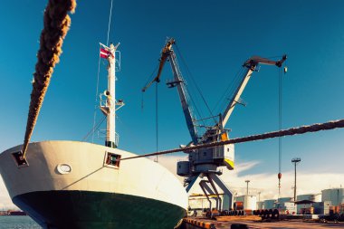 Yükleme ve boşaltma limanında gemi Vinçler EUR ile