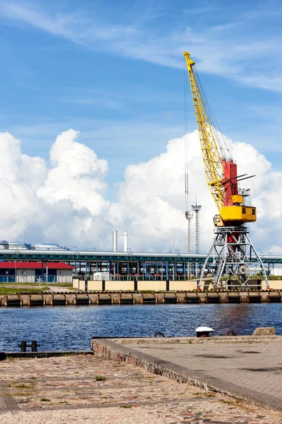 Grúa de carga en el puerto del Báltico contra el cielo azul en su —  Fotos de Stock