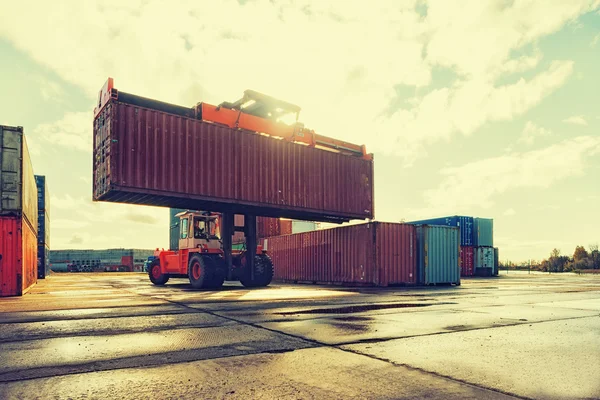 Загрузка и разгрузка контейнеров в порту Стоковое Фото
