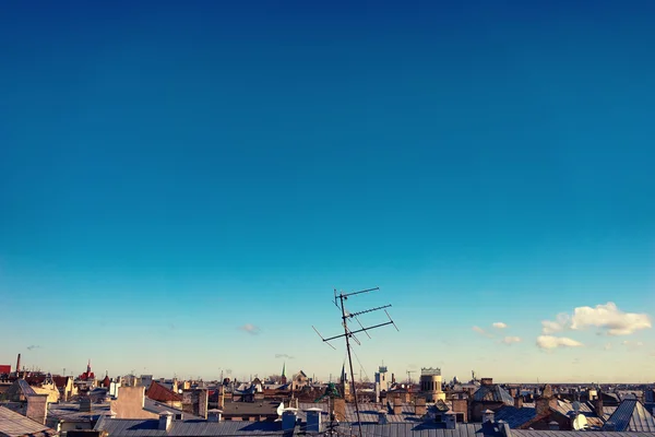 A antena no telhado de uma casa na cidade — Fotografia de Stock