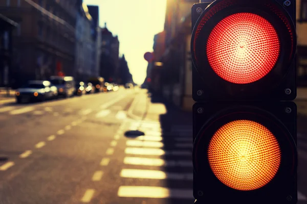 Luzes de trânsito na rua à noite na primavera ao pôr-do-sol — Fotografia de Stock