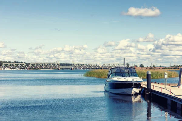 De boot is op de dock op de rivier op een zomerdag — Stockfoto
