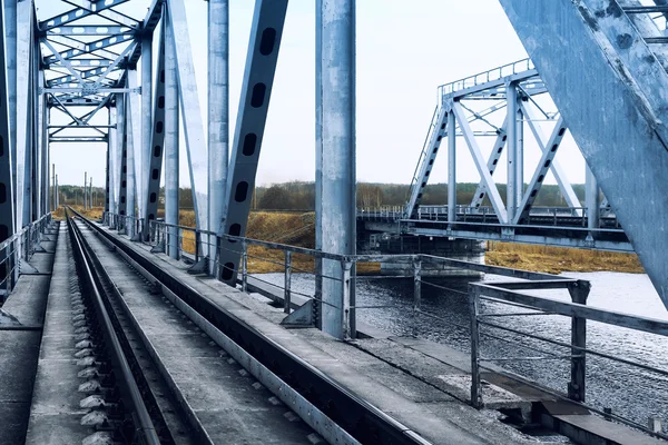 Eisenbahnbrücke über den Fluss — Stockfoto