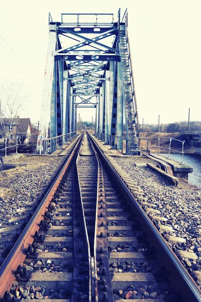 Puente ferroviario sobre el río — Foto de Stock