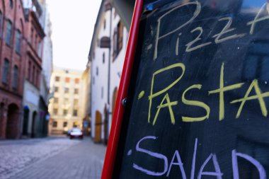 Bir şehir sokak grafit tahtada Cafe menü tebeşir