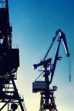 Güneş ve sk bir arka plan üzerinde yükleme için bağlantı noktasında Vinçler