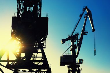 Güneş ve sk bir arka plan üzerinde yükleme için bağlantı noktasında Vinçler