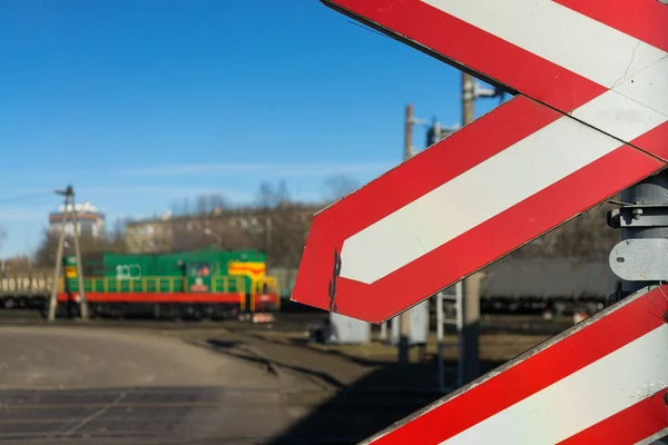 Предупреждающие знаки на железнодорожном переходе с поездом — стоковое фото
