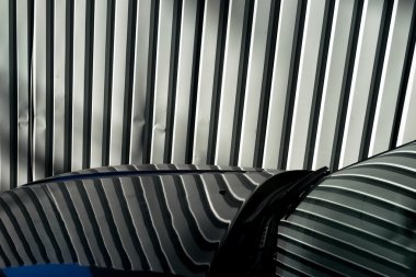 Şeritli metal çit arabada sonraki yansıtılır