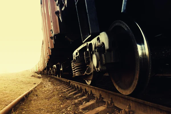 Train with a wheel in the foreground goes beyond the horizon — Stock Photo, Image