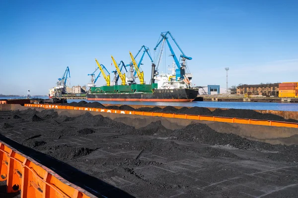 Laden en lossen van kolen in de haven — Stockfoto