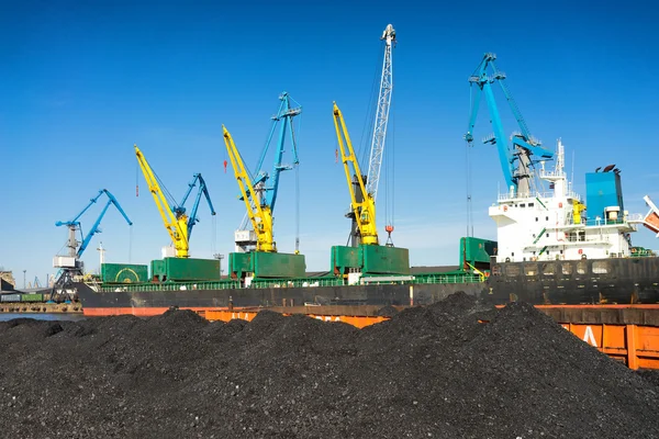 Laden en lossen van kolen in de haven — Stockfoto