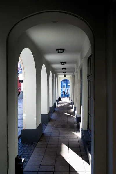 Arcos de arco con sombra de luz en el edificio — Foto de Stock