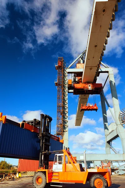 Turuncu forklift ve vinç ve kargo t bindirme
