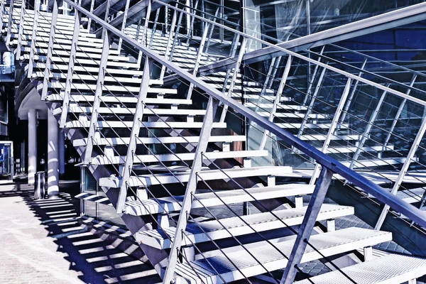 Les escaliers menant au reflet dans les fenêtres d'un bâtiment moderne — Photo