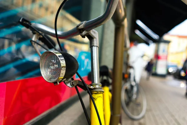 Soportes para bicicletas con un faro en la ventana de la ciudad —  Fotos de Stock