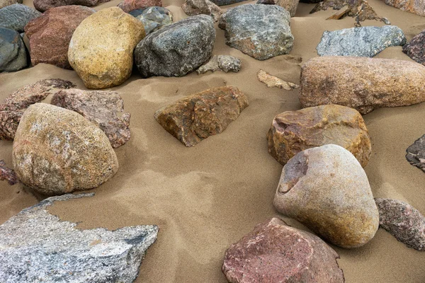 Stora stenar på sandstranden i våren — Stockfoto