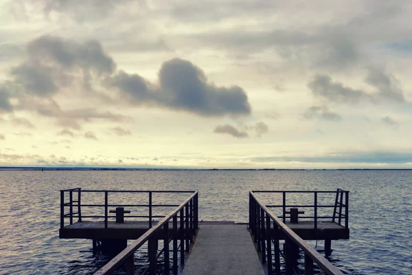 雲の背景に海の桟橋 — ストック写真