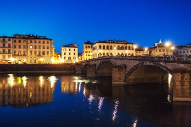 Köprü ve akşam evde Floransa sahildeki