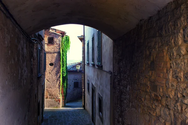 Calle típica de una pequeña ciudad en Toscana —  Fotos de Stock