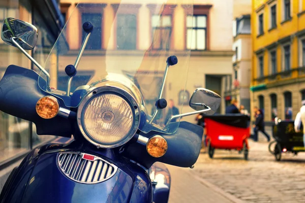 Scooter op de straat van de oude stad in de vroege lente — Stockfoto