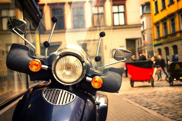 Scooter ea akşam eski şehrin kalabalık bir sokakta