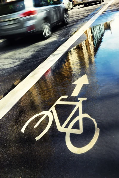 Teken van de watercyclus paden op de straat in de reflectie van — Stockfoto