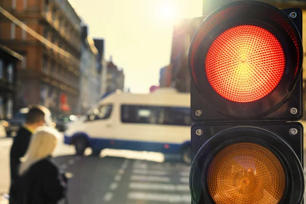 Trafik ışıkları açık havada gün batımında geceleri
