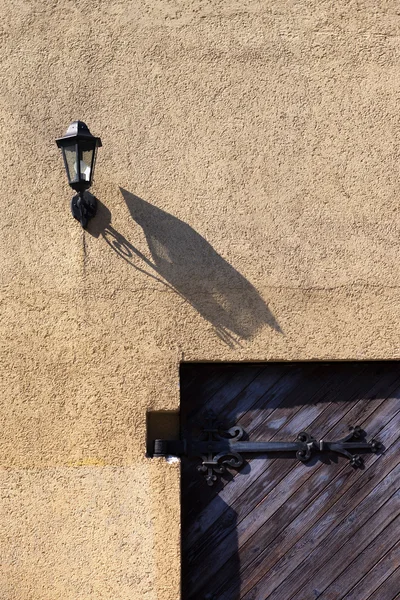 Gelbe Wand mit Laterne und Toren — Stockfoto