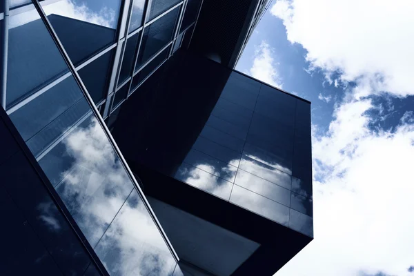 Aggressive Winkel eines modernen Gebäudes aus Glas mit Reflex Stockbild