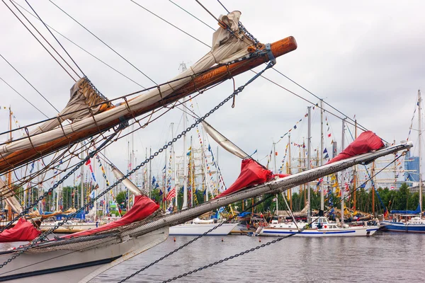 Zeilboot masten afgemeerd in de haven in de zomer — Stockfoto